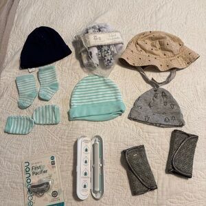 Baby essentiels  Baby Hat and Sock Set in Blue and Gray